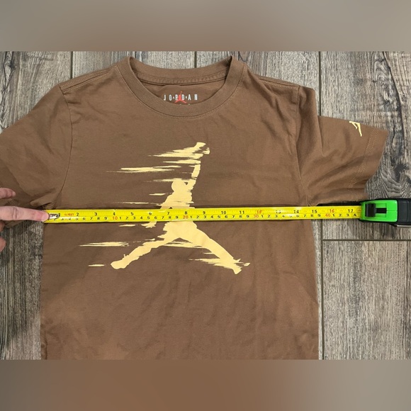 Jordan Boys Graphic T-Shirt Brown/Yellow (Size M 10–12) - Picture 5 of 6